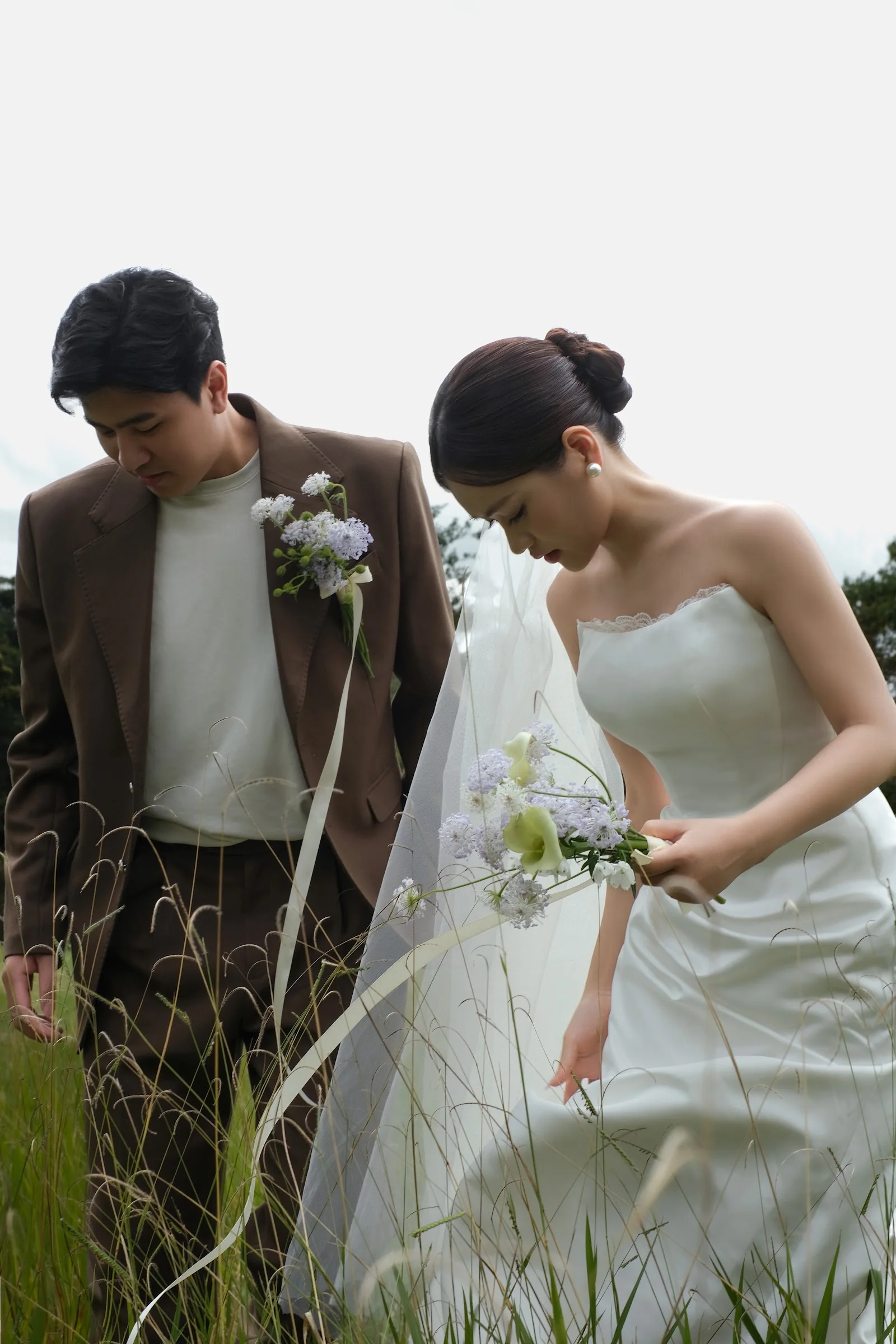 Thắng và Quỳnh trong vườn hoa